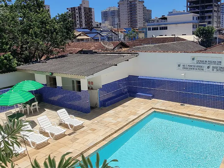 Piscina adulto e piscina infantil lado a lado, com prédios de Praia Grande ao fundo